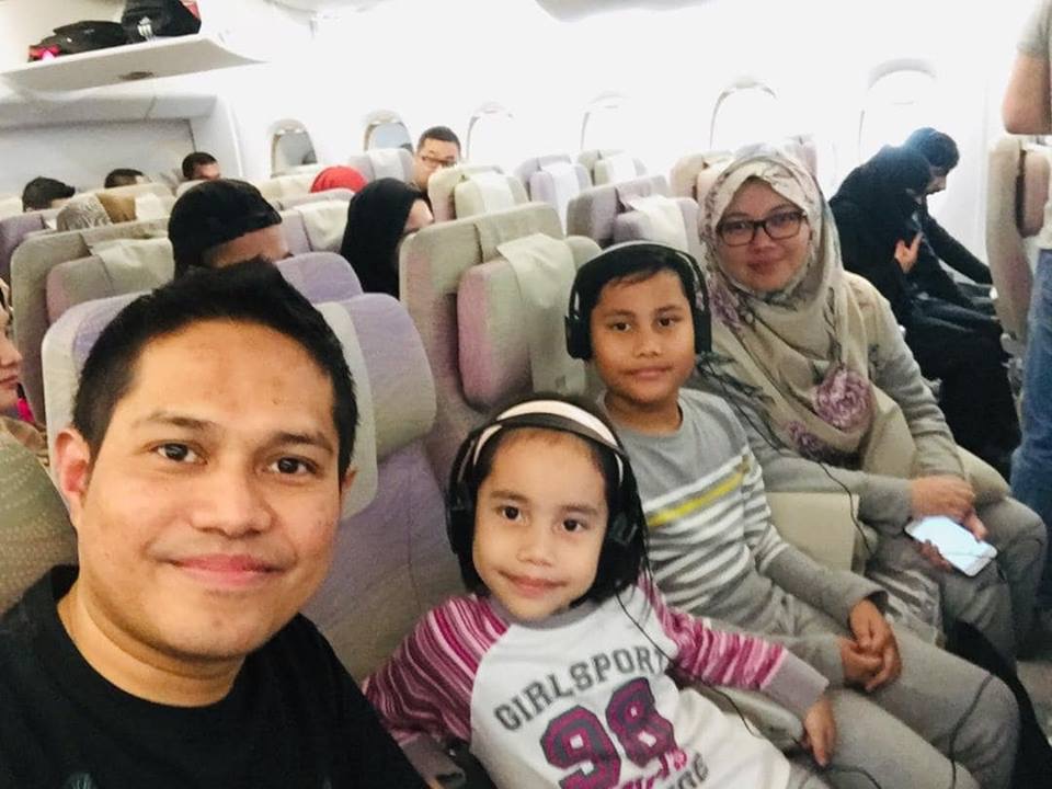 Sebuah keluarga di dalam penerbangan memulakan trip persendirian