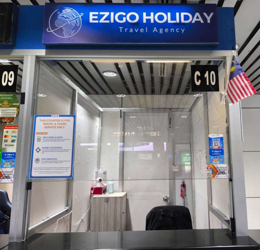 Kaunter agensi pelancongan Ezigo Holiday C10 di ketibaan KLIA 1